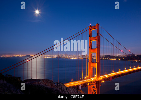 Luna piena sopra il Golden Gate Bridge di San Francisco California USA Foto Stock