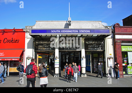 La stazione della metropolitana di South Kensington, South Kensington, Royal Borough di Kensington e Chelsea, London, England, Regno Unito Foto Stock