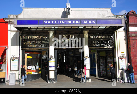 La stazione della metropolitana di South Kensington, South Kensington, Royal Borough di Kensington e Chelsea, London, England, Regno Unito Foto Stock