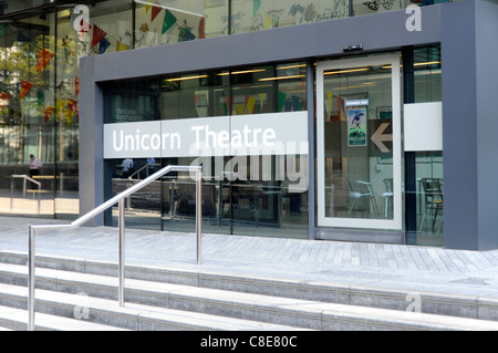 Facciata moderna Unicorn Theatre di carità per molto giovane per i giovani un pubblico adulto in RIBA premiato edificio Tooley Street Southwark Londra Inghilterra REGNO UNITO Foto Stock