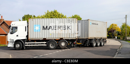 Logistica di trasporto hgv container camion rimorchio rimorchio carico Maersk spedizione container inversione in strada facendo casa consegna Inghilterra UK Foto Stock