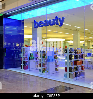 Stivali farmacia farmacia azienda prodotti di bellezza negozio di fronte & finestra nel centro commerciale Westfield Mall in Stratford City East London Inghilterra England Regno Unito Foto Stock