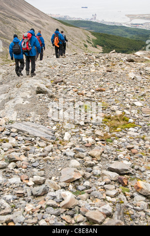 Gli escursionisti a piedi giù dal Ghiacciaio Marziale in Ushuaia, Argentina Foto Stock