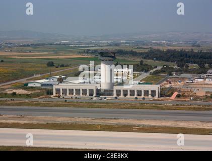 La torre di controllo a Cipro dall'Aeroporto Internazionale di Larnaca Foto Stock