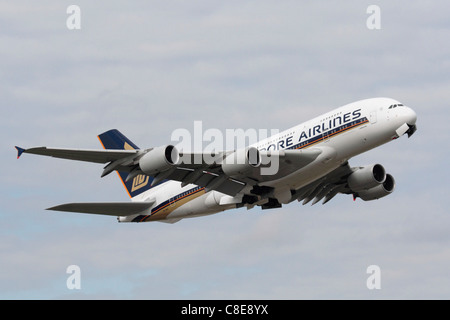 Singapore Airlines Airbus A380 di lungo raggio getto passeggero aereo a decollo dall'Aeroporto di Londra Heathrow Foto Stock