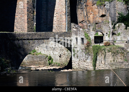 Storica resti di mulini e viadotto stradale a Torrs New Mills Derbyshire Inghilterra Foto Stock