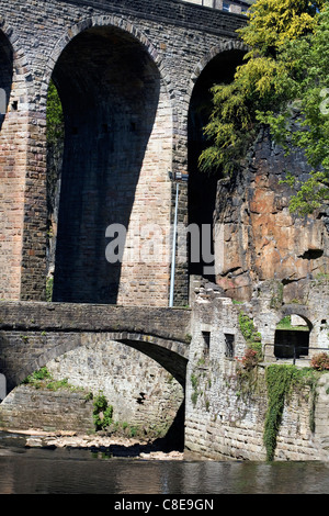 Storica resti di mulini e viadotto stradale a Torrs New Mills Derbyshire Inghilterra Foto Stock