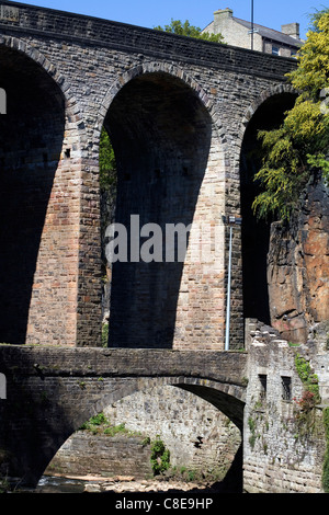 Storica resti di mulini e viadotto stradale a Torrs New Mills Derbyshire Inghilterra Foto Stock