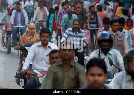 Donna musulmana in strada affollata scena durante la festa di Shivaratri nella città di Varanasi, Benares, India settentrionale Foto Stock