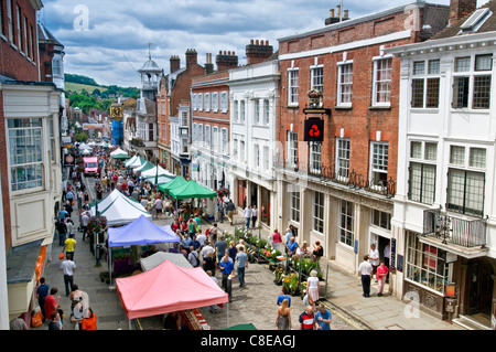 Cibo all'aperto e bancarelle artigianali mercato di Guildford in alta strada storica con gli acquirenti in un giorno di mercato estivo occupato Guildford Surrey Regno Unito Foto Stock