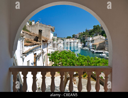 Cala Figuera Harbour View incorniciato da villa arco con barche da pesca case e ville a Maiorca Isole Baleari Spagna Foto Stock