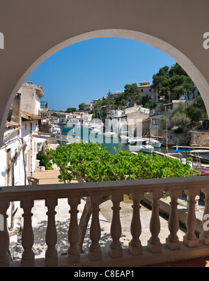 Cala Figuera Harbour View incorniciato da villa vacanza arco con barche da pesca case e ville a Maiorca Isole Baleari Spagna Foto Stock