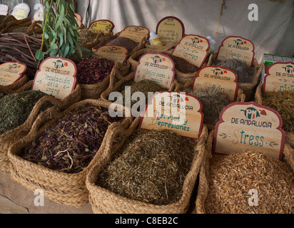 Palma mercato all'aperto Herbs Healing varietà medicinale di rimedi a base di erbe in esposizione per la vendita Palma de Mallorca mercato Stall Spagna Foto Stock