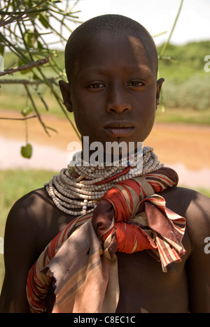 Elk200-5338v Etiopia, Valle dell'Omo, Murelle, Karo tribù il ragazzo con la decorazione delle unghie labret piercing Foto Stock