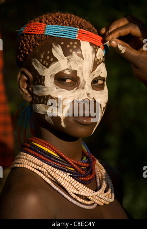 Elk200-5362v Etiopia, Valle dell'Omo, Murelle, Karo tribù, ragazza con faccia dipinta Foto Stock