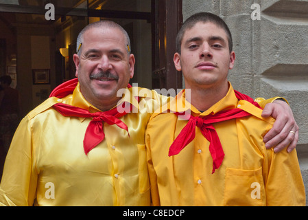 Padre e figlio, i residenti di Gubbio, Italia pongono nel loro colori tradizionali presso il festival annuale della "Corsa dei Ceri.". Foto Stock