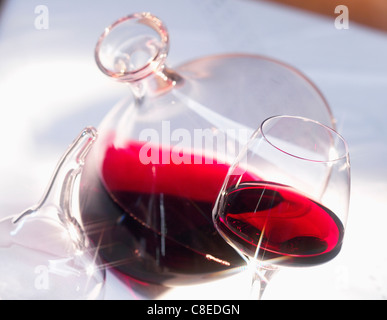 Il vetro e il decanter di vino rosso Foto Stock