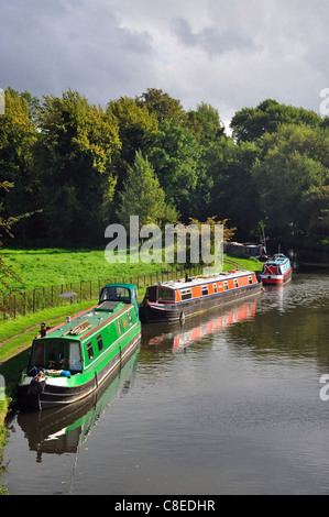 Narrowboats sul Grand Union Canal, Chandler's Cross, Watford, Hertfordshire, England, Regno Unito Foto Stock