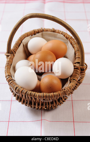 Le uova in un cesto Foto Stock