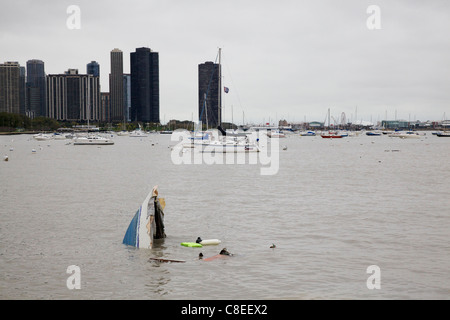 Barca a vela affondata dalla tempesta. Porto di Monroe, Chicago Foto Stock