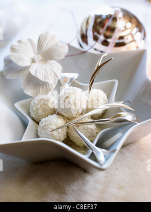 Il cioccolato bianco e cocco tartufi Foto Stock