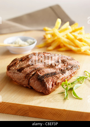 Grigliata di osso shoulderblade bistecca con patate fritte Foto Stock