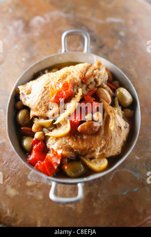 Pollo,confit di agrumi e olive casseruola Foto Stock