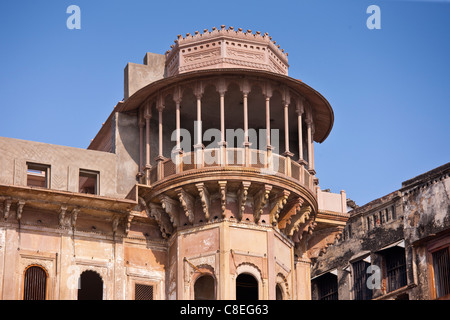 Architettura indiana di Dharbanga Ghat di Varanasi nuovo lusso Clarks Hotel in costruzione affacciato sul fiume Gange, India Foto Stock