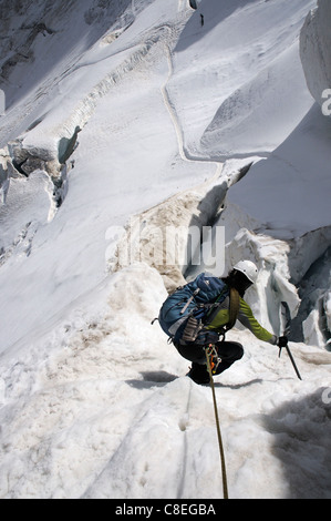 Un alpinista ripida discesa sulla terra la traversata della Weissmies nelle Alpi Svizzere Foto Stock