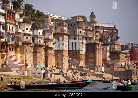 I turisti in imbarcazioni a Ranamahal Ghat e Chousatti Ghat guardare la balneazione tradizionale di Varanasi, India Foto Stock