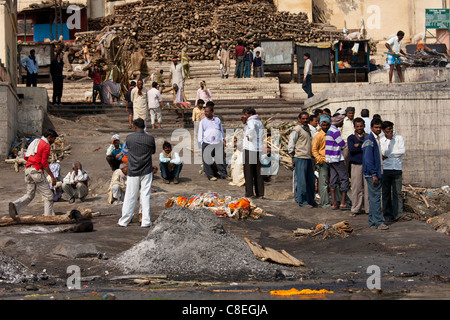 Persone in lutto con il corpo per la cremazione indù a Harishchandra Ghat crematorio elettrico nella città santa di Varanasi, Benares, India Foto Stock