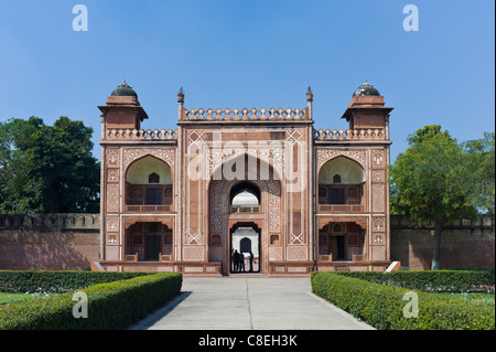 Arenaria e gateway in marmo al XVII secolo la tomba di Etimad Ud Doulah, xvii secolo di Mughal, tomba costruita 1628, Agra, India Foto Stock