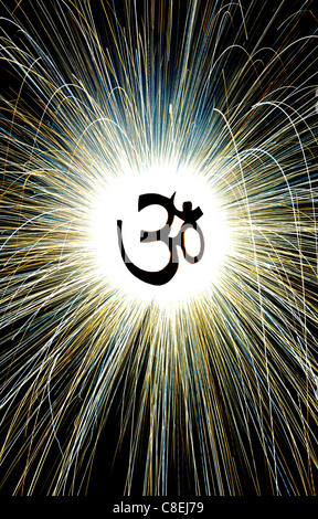 OM indù / AUM di fronte fuochi d' artificio scintille Foto Stock