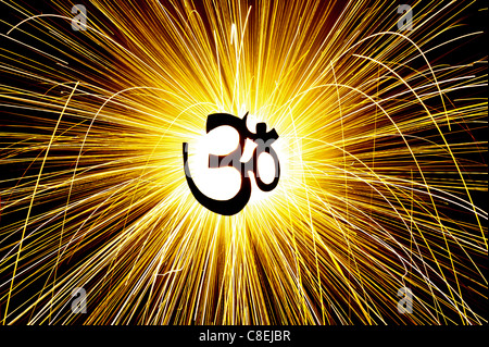 OM indù / AUM di fronte fuochi d' artificio scintille Foto Stock