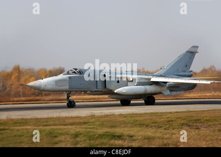 Jet militare aereo bombardiere Su-24 Fencer in decollo e atterraggio Foto Stock