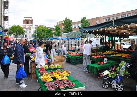 Le bancarelle del mercato a Lewisham Mercato, High Street, Lewisham, London Borough of Lewisham, Greater London, England, Regno Unito Foto Stock