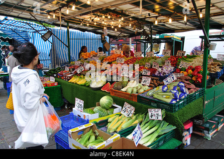 Pressione di stallo di mercato a Lewisham Mercato, High Street, Lewisham, London Borough of Lewisham, Greater London, England, Regno Unito Foto Stock