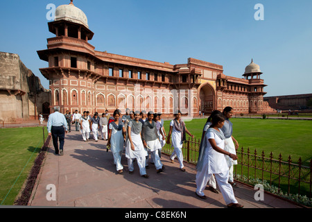 I turisti a Agra Fort il Jahangir Mahal, zenana palace residence di Rajput mogli di imperatore Mughal Akbar Foto Stock