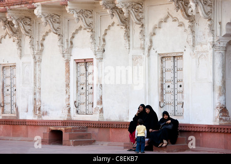 Famiglia musulmana al gruppo Khas Mahal Palace costruito il XVII secolo da di Mughal Shah Jehan per le sue figlie all'interno di Agra Fort, India Foto Stock