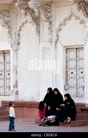 Famiglia musulmana al gruppo Khas Mahal Palace costruito il XVII secolo da di Mughal Shah Jehan per le sue figlie all'interno di Agra Fort, India Foto Stock