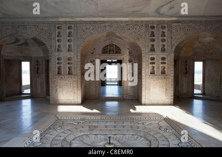 Khas Mahal Palace con pietra dura gioiello intarsi in marmo costruita dai Mughal Shah Jehan per le sue figlie a Agra Fort, India Foto Stock