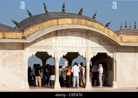 Taj Mahal da Khas Mahal Palace costruito il XVII secolo da di Mughal Shah Jehan per le sue figlie a Agra Fort, India Foto Stock