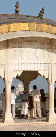 Taj Mahal da Khas Mahal Palace costruito il XVII secolo da di Mughal Shah Jehan per le sue figlie a Agra Fort, India Foto Stock