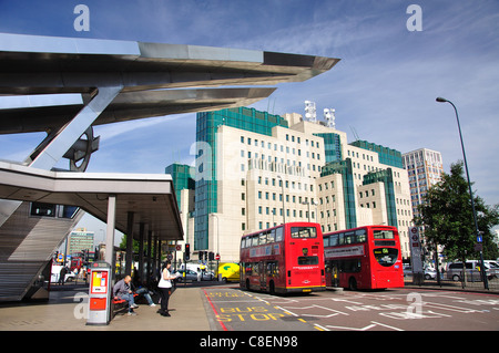 La Vauxhall Cross Transport Interchange, Vauxhall, London Borough di Lambeth, London, Greater London, England, Regno Unito Foto Stock