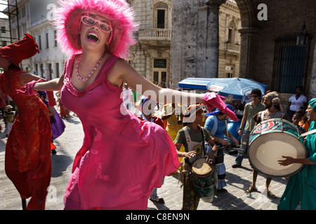 Il carnevale cuba Havana due ragazze vestito reed sorriso Foto Stock