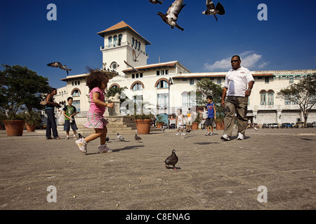 Domenica vive su una bella piazza di Havana blu cielo Foto Stock