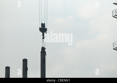 SHENYANG, Cina; 20/10/2011. Lavoratori edili sono il montaggio della struttura interna di un nuovo alto edificio nel centro di Shenyang, Liaoning, Cina. Gli investimenti in Cina il mercato immobiliare nei primi nove mesi del 2011 è salito a 32 percento di anno in anno fino a raggiungere 4,42 trilioni di yuan. La crescita è stata di 0,9 PE Foto Stock