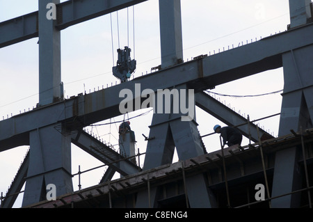 SHENYANG, Cina; 20/10/2011. Lavoratori edili sono il montaggio della struttura interna di un nuovo alto edificio nel centro di Shenyang, Liaoning, Cina. Gli investimenti in Cina il mercato immobiliare nei primi nove mesi del 2011 è salito a 32 percento di anno in anno fino a raggiungere 4,42 trilioni di yuan. La crescita è stata di 0,9 PE Foto Stock