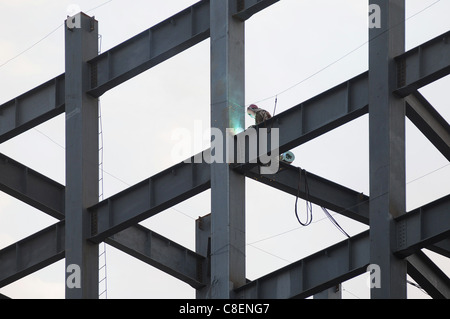 SHENYANG, Cina; 20/10/2011. Lavoratori edili sono il montaggio della struttura interna di un nuovo alto edificio nel centro di Shenyang, Liaoning, Cina. Gli investimenti in Cina il mercato immobiliare nei primi nove mesi del 2011 è salito a 32 percento di anno in anno fino a raggiungere 4,42 trilioni di yuan. La crescita è stata di 0,9 PE Foto Stock