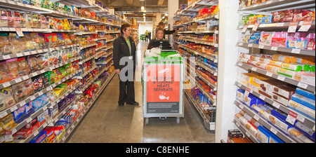 21/10/2011. Londra, Regno Unito. Il sindaco di Londra Boris Johnson oggi, venerdì 21 ottobre, ha visitato il nuovo Waitrose stato dell'arte online centro di distribuzione a Acton, dove ha preso un tour e si è incontrato con il personale e i partner Waitrose. Foto Stock